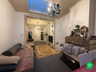 Deze woning is gelegen op een uiterst centrale ligging in centrum Roeselare, dit vlakbij het Geitepark. <br /><br />De indeling is als volgt: inkomhal - voorplaats - living - overdekte koer - keuken - twee bergingen achteraan - 2 volwaardige slaapkamers - badkamer met douche en wc en geïsoleerde zolder.<br /><br />Vrij vanaf 1/05/2026. Maximum 4 personen toegelaten. De woning beschikt over een conformiteitsattest. <br /><br />Bij interesse, gelieve enkel en alleen te reageren via het contactformulier. Wij contacteren u terug van zodra een bezoek mogelijk is.