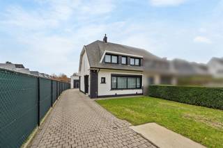 <p><span>Volledig gerenoveerde halfopen bebouwing met achteraan een grote bedrijfshal (ca. 181 m²).</span></p><p><span> </span></p><p><span>Indeling:</span></p><p><span>Vooreerst, de woning: </span></p><p><span>Verzorgde inkomhall met gastentoilet. Doorzonwoonkamer met gezellige haard. Open keuken voorzien van alle comfort.</span></p><p><span>Veranda achteraan op de volle gevelbreedte. Praktische kelder met wasgelegenheid.</span></p><p><span>Verdieping met drie ruime slaapkamers en riante badkamer, met alles erop en eraan.</span></p><p><span>Zolderruimte via valtrap, geïsoleerd.</span></p><p><span> </span></p><p><span>De bedrijfsruimte:</span></p><p><span>De breedte van de poort is 2,78 m, de hoogte 3,05. De nuttige hoogte in de bedrijfsruimte is 4,20m.</span></p><p><span>Er is een aparte bureelruimte, alsook een keuken/eetruimte en een badkamer met wc, dit voor eigen gebruik of voor een medewerker.</span></p><p><span> </span></p><p><span>Extra info:</span></p><p><span>- De woning is volledig instapklaar.</span></p><p><span>- De bedrijfsruimte kunt u nog verder inrichten/indelen i.f.v. uw eigen wensen en behoeften.</span></p><p><span> </span></p><p><span> </span></p>