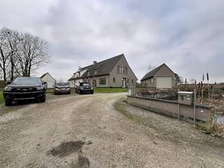 LOCATION:The house is located in a rural area in Landegem. Here you can enjoy the peace and quiet of nature, while all necessary facilities such...