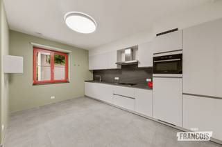 Verscholen achter een charmant binnenplein, op wandelafstand van de iconische Brugse molens, bevindt zich deze uitzonderlijke vernieuwbouwwoning. Dankzij haar unieke ligging geniet u hier van een oase van rust, terwijl het historische stadscentrum zich letterlijk om de hoek bevindt.<br /><br />De woning werd recent volledig gerenoveerd en combineert het karakter van een bestaande woning met het hedendaagse comfort van een nieuwbouw. Bij het betreden van de woning komt u terecht in een verzorgde inkomhal met ingemaakte kasten en een gastentoilet. Vervolgens bereikt u de bijzonder ruime en lichtrijke leefruimte, die naadloos overgaat in de open, volledig uitgeruste keuken. Aansluitend bevindt zich een gezellig terras waar u in alle rust kunt genieten.<br /><br />Op de eerste verdieping bevinden zich drie volwaardige slaapkamers en een royale badkamer, afgewerkt met kwalitatieve materialen. Dankzij de grote raampartijen baadt elke ruimte in natuurlijk daglicht, wat de woning een bijzonder aangenaam en ruimtelijk gevoel geeft.<br /><br />Een absolute meerwaarde is de volledige onderkeldering van de woning. Deze polyvalente ruimte biedt tal van mogelijkheden en kan perfect dienen als hobbyruimte, fitness, bureau, speelkamer, thuisbioscoop of extra bergruimte. Daarnaast beschikt de woning over een tweede buitenruimte in de vorm van een aangenaam dakterras.<br /><br />Ook technisch voldoet deze woning aan alle hedendaagse normen. Zo beschikt ze over centrale verwarming op aardgas, dubbele beglazing, zonnepanelen en een conforme elektrische installatie. <br /><br />Tot slot bestaat de mogelijkheid om een afzonderlijke parkeerplaats aan te kopen (€ 35.000) op het afgesloten binnenplein van deze kleinschalige residentie, een bijzonder waardevolle troef op deze centrale locatie.<br /><br />Bent u op zoek naar een instapklare, energiezuinige en kwalitatief afgewerkte woning met een unieke ligging in het historische centrum van Brugge? Dan is deze uitzonderlijke eigendom absoluut een bezoek waard.<br /><br />