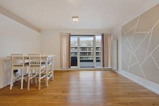 Het appartement is als volgt ingedeeld: - inkomhal met gastentoilet- lichtrijke woonkamer met open keuken- keuken voorzien van al het nodige comfort: ingebouwde koelkast, oven, kookplaat en vaatwasmachine- via de woonkamer kan u het terras betreden waardoor het ruime terras (99m²) een verlengde wordt van de leefruimte- nachthal met toegang tot de slaapkamers- 3 ruime slaapkamers - 2 badkamers; één met ligbad, toilet en dubbele wastafel. De tweede badkamer beschikt over een douche en een enkele wastafel- via de kamers kan u het terras betreden (oriëntatie noord)- ondergrondse staanplaats (n°2) op -1: niet inbegrepen in de prijs (verplicht bij aan te kopen)- kelder (n° 24) op -1Het uitzonderlijk grote terras voelt aan als een stukje tuin. Ondanks de noordelijke oriëntatie kan je toch genieten van een mooie avondzon en van een zeer aangenaam lichtinval in het appartement.Vraagprijs: 349.000 EUR + 25.000 EUR (staanplaats)Bestemming: woongebiedOnroerend goed ingeschreven op de bewaarlijst / beschermd / procedure tot inschrijving of bescherming lopende: neenVerkavelingsvergunning: neenOnroerend goed gelegen in een voorkooprechtperimeter: neenVoorkeurrecht voor de huurder: neenWenst u dit appartement te bezichtigen? doe een aanvraag via www.dewaele.com of neem contact op met Danielle Kaluza via 0791 27 21 88.