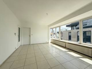 <p>Instapklaar appartement gelegen op rustige doch centrale ligging te Oostende. <br /><br />De indeling is als volgt: inkom, slaapkamer met terras, badkamer, slaapkamer 2, lichtrijke woonkamer, keuken met toegang tot het balkon. <br />Er is tevens ook een kelder aanwezig op -1. <br />Energiezuinig dankzij EPC B - 144 en de elektriciteit is conform AREI.<br /><br />Dit appartement is gelegen op de 4de verdieping van een kleinschalige goed onderhouden residentie voorzien van lift. <br />Zeer geschikt voor vaste bewoning, 2de verblijf maar ook als investering voor verhuur.<br /><br />Centrale ligging op wandelafstand van supermarkt, openbaar vervoer, winkels, horeca, etc... <br /><br />(wg,vg,gvv,gmo,gvkr, epc B - 144 uc:3622514-res-1 , p&g-score: D) </p>