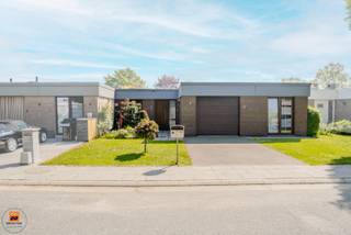Aangenaam wonen in een aangename en kindvriendelijke buurt? Dat kan in de Cameliastraat, een rustige woonwijk op slechts enkele minuten van het levendige centrum van Evergem. Hier geniet u van de perfecte balans tussen rust en bereikbaarheid: winkels, sportfaciliteiten, scholen en openbaar vervoer zijn vlot bereikbaar met de fiets, te voet of met de wagen. Een echte topligging!<br /><br />Bij het betreden van de woning komt u in een verzorgde inkomhal die toegang biedt tot de volledig vernieuwde keuken en de lichtrijke leefruimte. Dankzij de grote raampartijen baadt de leefruimte in natuurlijk licht. Aansluitend bevindt zich een veranda met zonneluifel, ideaal om het hele jaar door te genieten.<br /><br />De woning beschikt over drie volwaardige slaapkamers, een volledig vernieuwde badkamer en een apart toilet.<br /><br />Ook buiten is het heerlijk vertoeven in de achtertuin, waar bovendien ruimte is voorzien voor een moestuin — perfect voor wie groene vingers heeft.<br /><br />Parkeren kan gemakkelijk in de inpandige garage of voor de woning.<br /><br />Extra troeven zijn onder meer het gunstige EPC-label, de aanwezigheid van zonnepanelen, rolluiken en nog veel meer.<br /><br />**De gepubliceerde prijs is een richtprijs. Dit betekent dat u vrij bent om een bod uit te brengen. De verkoper behoudt zich het recht voor om al dan niet op een bod in te gaan. De uiteindelijke verkoop kan pas tot stand komen na aanvaarding van een bod en ondertekening van de compromis.<br /><br />Benieuwd naar meer? Schrijf u gerust in voor het bezoekmoment waarbij u een eerste impressie kan krijgen van de woning. Voor vragen, contacteer gerust via 0472/98.16.29 of immovercruysse.verkoop@gmail.com