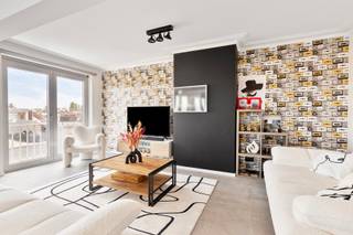 <p>Stap binnen in dit prachtig gerenoveerd appartement in het bruisende Strombeek-Bever.<br /><br />Hoewel dit appartement geen nieuwbouw is (aankoop mogelijk met slechts 2% registratierechten), voelt het dankzij de grondige renovatie in 2021 als splinternieuw aan. Het biedt modern comfort in een rustige omgeving, perfect voor wie op zoek is naar een nieuwe thuis of een waardevolle investering. De toplocatie, vlakbij winkels, openbaar vervoer en belangrijke uitvalswegen, maakt het plaatje compleet.<br /><br />Een korte rondleiding:<br />Je komt binnen in een ruime inkomhal die naadloos overgaat in de lichtrijke woon- en eetkamer, verbonden met een volledig uitgeruste open keuken inclusief wasplaats/berging. Vanuit deze open leefruimte heb je rechtstreeks toegang tot de zonnige terrassen, die dankzij hun gunstige ligging en oriëntatie de hele dag zonlicht ontvangen.<br /><br />Via de hal bereik je eerst de eerste slaapkamer, gevolgd door de tweede slaapkamer, die ook uitstekend als bureau kan dienen. Tussen beide kamers bevindt zich de moderne badkamer, voorzien van een stijlvolle inloopdouche en een wastafelmeubel. Daarnaast is er een apart toilet aanwezig.<br /><br />Extra troeven:<br />- EPC B (bijna A!)<br />- Elektriciteit conform<br />- Vliegenramen aanwezig<br />- Twee terrassen<br />- Kelder<br />- Een gesloten garagebox is optioneel apart aan te kopen (prijs te bespreken).<br /><br />Plan vandaag nog een bezoek en ontdek dit unieke pareltje!<br />EPC B (119 kWh/m² jaar) / UC: 3070500</p>