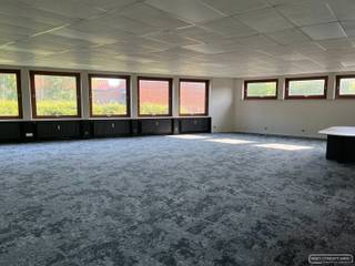 Kantoorruimte van 127m²  te huur  op 2 km van Kortrijk centrum<br /><br />Deze ruimte is ondergebracht in een kleinschalig burelencomplex in een mooie gerenoveerde site.<br /><br />Gezamenlijke toiletten, wachtplaats en keuken.<br /><br />1 centrale ingang.<br /><br />Parking is voorzien voor het gebouw.<br /><br />Huurprijs: 890€/maand + maandelijkse provisie voor gemeenschappelijke kosten.<br /><br />Wenst u een bezoek? Gelieve ons te contacteren.<br /> 