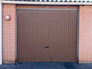 De snelste manier om een bezoek te brengen aan deze garagebox? Vraag je bezoek aan via de rode knop op onze website (www.dewaele.com) en je wordt gecontacteerd door één van onze verhuurexperten. <br /><br />Afgesloten garagebox  in het centrum van Roeselare.<br /><br />Specifieke kenmerken<br />- Afgesloten garage<br />- zeer centrale ligging nabij het stadscentrum.<br /><br />Ben jij geïnteresseerd in deze garagebox te huur in Roeselare? Aarzel dan niet ons te contacteren.