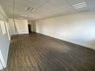 Kantoor 180m² met inkomhal, kitchenette, 2 landschapskantoren, 3 kleinere kantoren en een berging/serverlokaal. Uitgerust met airco en...