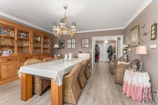 ZONNIG en INSTAPKLAAR appartement met 2 SLK en overdekte staanplaats INDELING Ruim en lichtrijk appartement met zonnige leefruimte en grote...