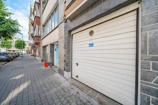 🚗 Garage te koop – Rue du MenuetGelegen in de Rue du Menuet, in de wijk Prins van Luik, vormt deze garage een mooie opportuniteit voor investering...