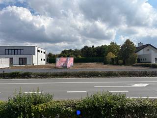 Op zoek naar een locatie voor een ruime villa eventueel gecombineerd met een praktijk of kantoor? Dit mooie perceel bouwgrond van 1.309 m² biedt de ruimte en mogelijkheden om wonen en werken op een aantrekkelijke manier te combineren op een zichtbare en commercieel interessante locatie.<br /><br /><strong>Details:</strong><br />- Goedgekeurd bouwplan voor villa met zwembad + poolhouse en tuinplan aanwezig.<br />- Het perceel werd reeds genivelleerd en voorzien van keermuren. <br />- Ter hoogte van de voorziene bouwzone werd de ondergrond behandeld met kalk ter voorbereiding.<br />- Geen bouwverplichting.<br /><br /><strong>Contact:</strong><br />Voor meer informatie contacteer Stijn op 0491 61 42 19 of info@stijndebusschere.be