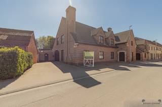 <p><span>Villa spacieuse avec un potentiel exceptionnel (574 m² de surface habitable) EPC B</span></p><p><span>Découvrez cette propriété unique et polyvalente avec une surface habitable impressionnante de pas moins de 574 m², située sur un terrain de 963 m². Alliant espace, qualité et flexibilité, cette villa située au centre de la ville offre de nombreuses possibilités : d'une spacieuse maison familiale à un logement en cohabitation ou à un cabinet à domicile (ancien cabinet dentaire).</span></p><p><span>La maison a été construite avec des matériaux de qualité en parfaite harmonie avec l'ensemble. Grâce à un agencement bien pensé, vous bénéficierez d'un espace de vie et d'un confort exceptionnels.</span></p><p><span>Layout:<br />En entrant dans la maison, on remarque tout de suite l'espace de vie généreux, composé d'une salle à manger lumineuse et d'une cuisine fonctionnelle. De plus, la propriété dispose d'une immense mancave (ou deuxième espace de vie), idéale pour la détente ou les loisirs.</span></p><p><span>L'ancien cabinet comprend une entrée séparée avec salle d'attente et deux bureaux, ce qui rend cette propriété très adaptée aux indépendants ou aux professions libérales.</span></p><p><span>En outre, il n'y a pas moins de 6 chambres spacieuses, avec des pièces supplémentaires qui pourraient facilement être converties en chambres supplémentaires - les possibilités d'expansion ne sont absolument pas limitées ici. La propriété dispose d'une salle de bain spacieuse, d'une salle de douche au rez-de-chaussée avec buanderie, et d'un grand grenier aménageable.</span></p><p><span>Atouts supplémentaires :</span></p><ul><li><span>Rangement au sous-sol </span></li><li><span>Garage et abri de jardin </span></li><li><span>Terrasse ensoleillée et jardin agréable </span></li><li><span>Efficacité énergétique avec label EPC B </span></li><li><span>Chauffage central au gaz naturel (renouvelé en 2020) </span></li><li><span>20 panneaux solaires et batterie domestique </span></li><li><span>Eau de forage disponible </span></li></ul><p><span>Cette propriété est une aubaine pour ceux qui recherchent de l'espace, de la flexibilité et un emplacement stratégique. Idéal pour les familles nombreuses, les indépendants ou les personnes à la recherche d'un projet de cohabitation.</span></p><p><span>Intéressé(e) ? Contactez-nous dès aujourd'hui pour une visite et découvrez par vous-même les nombreuses possibilités qu'offre cette villa unique.</span></p>