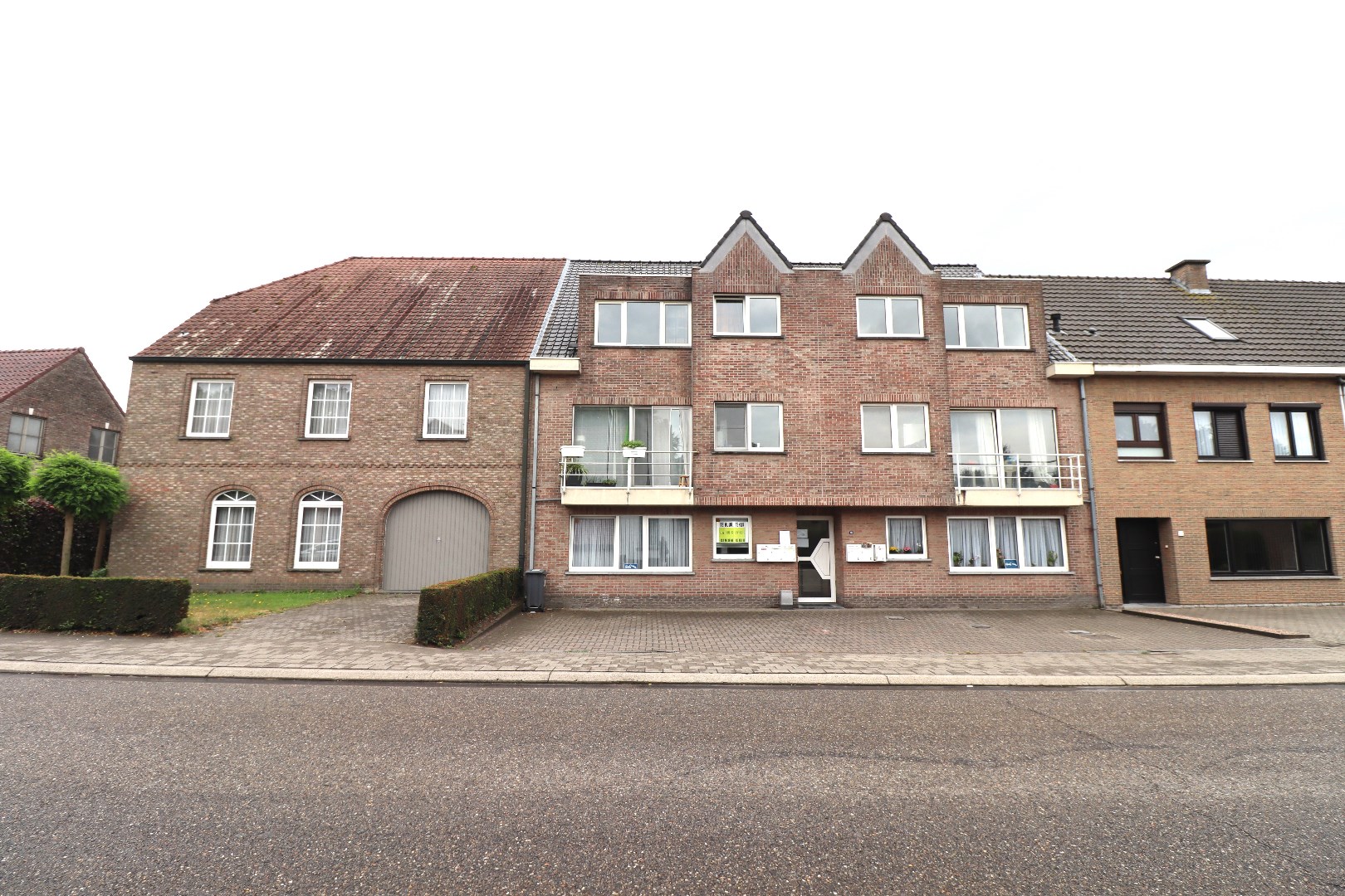 Gelijkvloers appartement met twee slaapkamers, gemeenschappelijke tuin en garage te huur in Elversele - foto 1