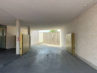 Deze ruime garagebox is zeer centraal gelegen in het centrum van Knokke-Heist. De garagebox ligt op verdieping -2 en is te bereiken via een autolift.<br />Er is een automatische poort en er is elektriciteit voorzien.<br />De garagebox is onmiddellijk beschikbaar.<br /><br />Afmetingen: diepte: 6m45, breedte: 2m83, hoogte lift: 2m.