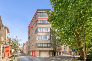 Dit ruim hoek appartement is gelegen op de 5de verdieping (lift aanwezig) en bevindt zich op een ideale locatie, vlakbij het station...
