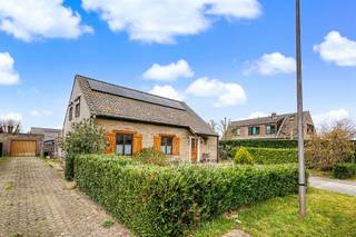 <p><span>Uitstekend gelegen open bebouwing in landelijke stijl op 816m²</span></p><p><span> </span></p><p><span>Dit betreft een ruime gezinswoning met 4 tot mogelijks 5 slaapkamers en een mooi aangelegde tuin. </span></p><p><span>De woning is gelegen op een rustige locatie in een rustige, kindvriendelijke woonwijk doch vlakbij lokale invalswegen.</span></p><p><span>De charmante bouwstijl, de zonnige aangelegde tuin en de ruime oprit &amp; dubbele garage zijn slechts enkele van de vele troeven die deze woning te bieden heeft.</span></p><p><span> </span></p><p><span>INDELING </span></p><p><span> </span></p><p><span>Gelijkvloers: </span></p><p><span>Grote oprit met plaats voor meerderen wagens.</span></p><p><span>Dubbele garage in diepte. </span></p><p><span>Inkomhal met gastentoilet.</span></p><p><span>Ruime, lichte leefruimte (45m²) met veel interactie tot de tuin. </span></p><p><span>Halfopen keuken.</span></p><p><span>Ruime veranda met schuifraam dat toegang geeft tot de tuin. </span></p><p><span>Zeer ruime berging met aansluiting voor wasmachine en droogkast (20m²).</span></p><p><span>Badkamer met ligbad, inloopdouche, en lavabomeubel.</span></p><p><span>1e slaapkamer op laminaat (15m²).</span></p><p><span>Zonnige tuin met o.a. aangelegd terras.</span></p><p><span> </span></p><p><span>1e verdieping:</span></p><p><span>2e, 3e en 4e slaapkamers (15m² &amp; 12m² &amp; 11m²).</span></p><p><span>Eventueel 5e slaapkamer/hobbykamer (11m²). </span></p><p><span> </span></p><p><span>EXTRA </span></p><p><span>Bewoonbare oppervlakte van ca. 225m². </span></p><p><span>Uitstekende ligging in rustige, kindvriendelijk woonwijk.</span></p><p><span>Nabij verschillende fiets-&amp; wandelroutes en bosomgeving.</span></p><p><span>Vlotte verbindingsmogelijkheden via E34 ( Antwerpen- Gent ).</span></p><p><span>Ruime dubbele garage.</span></p><p><span>Kruipkelder (geïsoleerd) onder de gehele woning. </span></p><p><span>Houten ramen met dubbele beglazing (Meranti).</span></p><p><span>CV op aardgas via recent vernieuwd HR condensatieketel (2025)</span></p><p><span>Boiler eveneens vernieuwd in 2025. </span></p><p><span>Airco met warmtepomp aanwezig op zowel gelijkvloers als verdieping.</span></p><p><span>Waterleidingen vernieuwd in 2019. </span></p><p><span>Kamers boven vernieuwd in 2019. </span></p><p><span>Houten ramen met dubbele beglazing.</span></p><p><span>16 zonnepanelen aanwezig (met totaalvermogen 6kW). </span></p><p><span>Asbestveilig (maar niet asbestvrij).</span></p><p><span> </span></p><p><span>EPC: 319kWh/m² </span></p><p><span>Wg - Vg - Vv - Gvkr - Gmo</span></p>