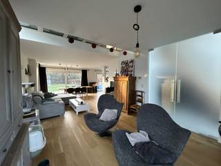 Deze ruime, vrijstaande woning ( ± 160m² bew. opp.) biedt o.a. 2 slaapkamers, een overloop met bureauhoek, een inpandige garage met wasplaats en...