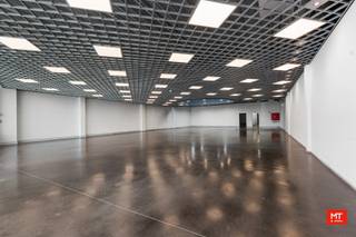 <strong>Commercieel gunstig gelegen baanwinkel te huur – Roeselare</strong><br /><br />Bent u op zoek naar een ruime en strategisch gelegen winkelruimte in Roeselare?<br />Deze baanwinkel biedt tal van mogelijkheden dankzij de uitstekende visibiliteit en vlotte bereikbaarheid.<br /><br /><strong>Indeling van het pand:</strong><br />- Ruime open winkelruimte van 285 m² met directe toegang tot de opslagruimte van 81 m²<br />- Aparte hal van 13 m²<br />- Toilet van 2,5 m²<br />- Eetruimte (8 m²) voorzien van een cuisinette<br />- Extra polyvalente ruimte van 12 m²<br /><br /><strong>Troeven van het pand:</strong><br />- Onmiddellijk beschikbaar<br />- Privé parkeergelegenheid voor de winkel<br />- Verwarming via luchtconvectoren (aardgas)<br />- Onroerende voorheffing niet inbegrepen<br /><br />EPC: B - certificaatnummer: 20250529-0003612636-KNR-1<br /><br /><strong>Interesse of graag een vrijblijvend bezoek?</strong><br />Neem gerust contact op met Eden Lesage via 0470 43 78 21 of mail naar info@minthus.be.