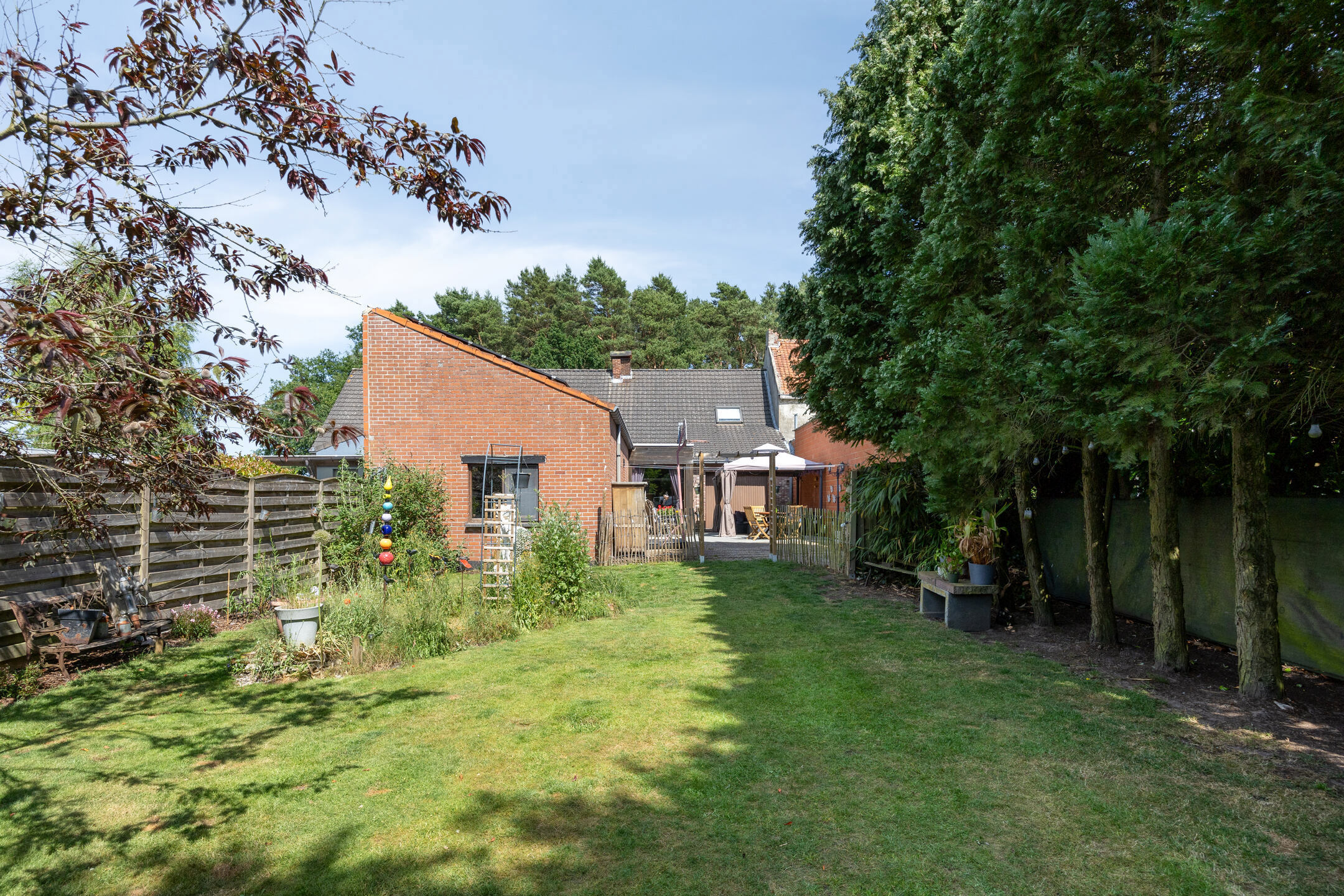 Vernieuwde woning met ruime garage en charmante tuin. - foto 1