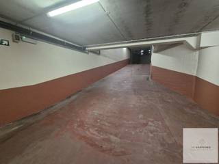 <p><strong>Zeer gunstig gelegen autostaanplaats te huur op de Zeedijk van Knokke!</strong></p>
<p>De staanplaats bevindt zich in een residentieel gebouw <strong>rechtstreeks aan de Zeedijk</strong>. Via een <strong>ruime en niet-steile helling</strong> bereikt u eenvoudig niveau -1. Van daaruit brengt een <strong>autolift</strong> u comfortabel naar niveau -2, waar de autostaanplaats zich bevindt.</p>
<p></p>
<p>De toegang tot de garage is voorzien via een <strong>zijstraat</strong>, wat zorgt voor een vlotte bereikbaarheid.</p>
<p></p>
<p><strong>Troeven:</strong></p>
<ul>
<li>Toplocatie aan de Zeedijk van Knokke</li>
<li>Autostaanplaats op niveau -2</li>
<li>Gemakkelijke toegang via een niet-steile helling</li>
<li>Autolift van niveau -1 naar -2</li>
<li>Toegang via zijstraat</li>
<li>Onmiddellijk beschikbaar</li>
<li><strong>Huurprijs: €185/maand</strong></li>
</ul>
<p></p>
<p>Ideaal voor wie op zoek is naar een <strong>veilige en praktische parkeeroplossing op wandelafstand van de Zeedijk en het centrum van Knokke.</strong></p>