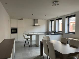 Ontdek dit recent en luxueus afgewerkt appartement in het bruisende centrum van Bornem, met een uniek uitzicht op het charmante Kerkplein...