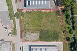 Te koop: KMO-grond van maar liefst 6.658 m², strategisch gelegen op slechts 2,5 km van de Stationsstraat (N36) en de Oudenaardebaan (N8). Het...