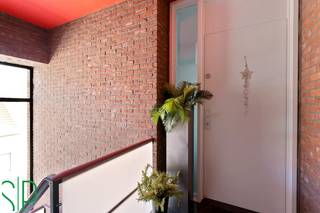 Het appartement heeft de volgende indeling: Men komt binnen in de ruime inkomhal met apart toilet. Van hieruit kan men verder naar de...