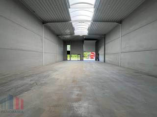 Fantastisch gelegen <strong>nieuwbouw KMO-unit</strong>, met zeer vlotte bereikbaarheid. Deze <strong>casco </strong>unit bevindt zich op een strategische locatie, op slechts 2,5 km naar de <strong>E40 </strong>op- en afrit 19 Aalst. Deze locatie biedt vlotte verbindingen naar Gent, Brussel en omliggende regio’s.<br /><br />De opslagruimte heeft een oppervlakte van 300 m² en is uitgerust met één sectionale poort en lichtstraten met rookluik. De loods heeft daarnaast een vrije hoogte van 6 meter. Tevens zijn er <strong>2 parkeerplaatsen</strong> voorzien en ruime manoeuvreerruimte.<br /><br />Heeft u interesse of wenst u graag meer details over dit aanbod? Neem contact op met Gill PANORAMA B2B voor meer info, plannen of een vrijblijvend plaatsbezoek via <strong>09 219 90 30</strong>.