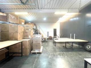 Bent u op zoek naar een praktische en vlot bereikbare opslagruimte? Dit magazijn in Beveren-Leie biedt een oppervlakte van 100 m² en is ideaal voor lichte activiteiten of stockage van goederen, materialen en archief.<br /><br />Kenmerken:<br />Oppervlakte: 100 m²<br />Bestemming: uitsluitend opslag<br />Goede bereikbaarheid<br />Praktische indeling<br />Het magazijn is beschikbaar vanaf 1 augustus.<br />Interesse of wenst u meer informatie? Neem gerust contact op voor verdere details of een bezichtiging.