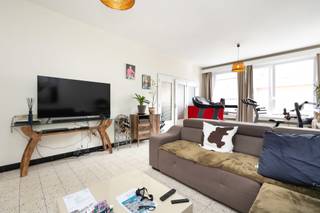 ANDERLECHT, in een rustige straat vlakbij de Prince de Liège en alle voorzieningen, ontdekt u dit appartement van ±105 m² op de 2e verdieping in een klein appartementencomplex met lage gemeenschappelijke kosten.
Het appartement valt op door zijn ruime indeling en functionele indeling. De woonkamer van ±30 m² met ingerichte keuken vormt een aangename, lichte en gezellige leefruimte. Het pand is momenteel ingedeeld in twee grote slaapkamers van ±25 m² en ±14,5 m² met inloopkast, maar biedt de mogelijkheid om eenvoudig weer een indeling met drie slaapkamers te realiseren, afhankelijk van uw behoeften. Een badkamer, een apart toilet, een kelder en een zolder maken het geheel compleet en bieden waardevolle opbergruimte.
Het pand wordt momenteel verhuurd voor 1.148 €/maand, exclusief 105 €/maand aan servicekosten. De koper dient de lopende verhuurverplichting na te komen, wat dit ook tot een mooie investeringskans maakt.
Individuele centrale verwarming.
EPB: D- (191 kWh/m²/jaar).
Alle oppervlakten zijn bij benadering.