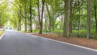 In een rustige en groene Baron Delbekelaan, midden in een exclusieve wijk te Schilde, bieden we een prachtige bouwgrond van 2.763 m² aan. De royale...