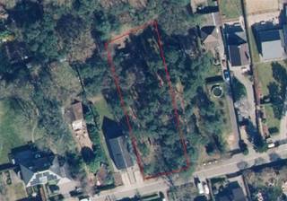 <p>Op een rustige en groene locatie in Brecht bevindt zich deze ruime bouwgrond van 1.024 m². Het perceel is gelegen in een aangename omgeving en biedt dankzij zijn omvang en ligging een mooie basis voor het realiseren van een ruime gezinswoning. De bouwgrond heeft een breedte van circa 16 meter en een diepte van circa 70 meter.</p><p>Een bijkomende troef is de bestaande vakantiewoning op het perceel. Deze biedt een praktische mogelijkheid om tijdens de bouwperiode tijdelijk op het perceel te verblijven. Na de realisatie van de nieuwbouwwoning kan het perceel verder naar eigen wensen worden ingericht.</p><p>Extra: <br />- Perceelscore A, Gebouwenscore A<br />- Niet gelegen in mogelijks of overstromingsgevoelig gebied, niet gelegen in afgebakend overstromingsgebied of afgebakende oeverzone, niet gelegen in risicozone overstromingen<br />- Woongebied, stedenbouwkundige informatie en maatregelenregister in aanvraag</p><p>Nabij school, winkels, openbaar vervoer, etc. Voor meer info ga naar www.coenenvastgoed.be of bel 03/375.82.92</p><p><br /> </p>