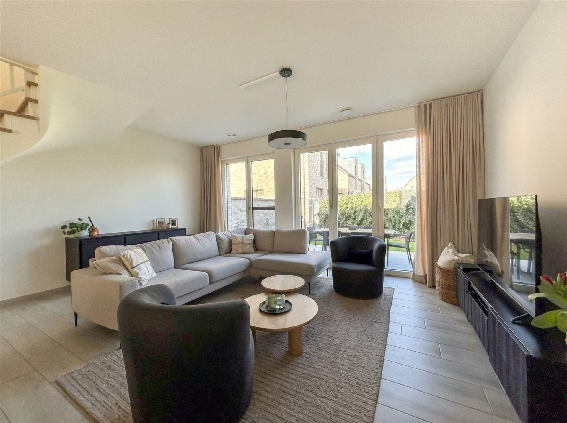 Instapklare, energiezuinige starterswoning met 2 slaapkamers, tuintje en ondergrondse parking op toplocatie in Maasmechelen! - foto 4