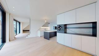 Dit instapklare duplex-appartement biedt een unieke combinatie van ruimte, luxe en comfort. Met een indrukwekkende woonoppervlakte van 166...