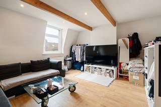 Bent u op zoek naar een instapklaar appartement met een uitstekende ligging? Dit prachtig gerenoveerde duplexappartement met één slaapkamer bevindt zich op een centrale locatie in Koekelberg, op wandelafstand van openbaar vervoer, handelszaken, scholen en met een vlotte verbinding naar het centrum van Brussel.<br /><br />Het appartement is gelegen op 3de verdieping en beschikt over een bewoonbare oppervlakte van 49 m² (volgens EPC). U wordt verwelkomd in een lichtrijke leefruimte met aansluitend de uitgeruste keuken en daarnaast de ruime badkamer uitgerust met een douche, lavabo en toilet. De bovenverdieping omvat één volwaardige slaapkamer. <br /><br />Divers: Elektriciteit conform tot 2043, notarisattesten aanwezig, individuele verwarming op aardgas, PVC raamprofiel dubbele beglazing, dak in goede staat en geïsoleerd, ventilatiesysyeem en momenteel verhuurd €490+€10 en een privatieve kelder.<br /><br />Dankzij de centrale ligging, de nabijheid van alle voorzieningen en de uitstekende staat van onderhoud is dit duplexappartement een uitstekende opportuniteit voor wie comfortabel wil wonen in de nabijheid van Brussel-centrum.<br /><br />