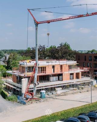 <p><span>MERELBEKE -</span><span> Ontdek "Perron19" in het charmante Merelbeke, een urban villa met 5 ruime nieuwbouw appartementen.</span></p><p><span> </span></p><p><span>De belangrijkste troeven:</span></p><ul><li><span>Gelegen aan een bruisende heraangelegde site 'Tramstelplaats'</span></li><li><span>Optimaal wooncomfort - energievriendelijk</span></li><li><span>Groen en duurzaam karakter</span></li><li><span>Grote raampartijen en ruime terrassen</span></li><li><span>Mogelijkheid aankoop ondergrondse parking en kelderberging</span></li><li><span>Kleinschalig project - 5 woonunits </span></li></ul><p><span> </span></p><p><span>Deze ontwikkeling combineert eigentijdse architectuur met een serene groene omgeving, waardoor het de perfecte plek is voor wie op zoek is naar een harmonieuze woonervaring.</span></p><p><span> </span></p><p><span>Gelegen in een rustige buurt, biedt </span><span>Perron 19 </span><span>een luxueuze leefomgeving </span><span>met ruime terrassen en grote ramen</span><span> die zorgen voor overvloedig natuurlijk licht. <br />De strakke lijnen en moderne afwerking zorgen voor een verfijnde uitstraling die perfect aansluit bij de omringende natuur.</span></p><p><span> </span></p><p><span>Met aandacht voor duurzaamheid en comfort zijn de appartementen uitgerust </span><span>met hoogwaardige materialen en moderne technologieën </span><span>(geothermisch warmtepomp, ventilatiesysteem D+, zonnepanelen)<br />De</span><span> open keuken en ruime woonkamers</span><span> creëren een uitnodigende sfeer, perfect voor zowel ontspanning als entertainment.</span></p><p><span><br />De nabijheid </span><span>van lokale voorzieningen</span><span>, winkels en openbaar vervoer maakt het dagelijks leven eenvoudig en aangenaam. Perron 19 biedt niet alleen een prachtige woonruimte, maar ook een gemeenschap waarin elke dag een genot is.</span></p><p><span><br />Ervaar de perfecte balans tussen stedelijk gemak en natuurlijke schoonheid bij Perron 19 in Merelbeke. <br /><br />Mis deze unieke kans niet om deel uit te maken van dit bijzondere project. Contacteer Axel Lenaerts Gent voor meer info! </span></p><p><span> </span></p>