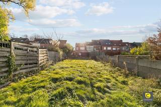  Deze ruime halfopen bebouwing in Kontich vormt de ideale kans voor gezinnen of investeerders die op zoek zijn naar een woning met veel potentieel...