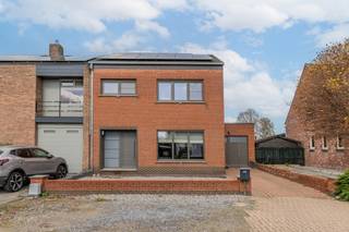 Instapklare, gerenoveerde gezinswoning met 3 slaapkamers en tuin.
Deze charmante en gerenoveerde gezinswoning, oorspronkelijk gebouwd in 1970, is rustig gelegen aan de rand van het centrum en biedt een ideale combinatie van ruimte, comfort en energiezuinigheid.
Bij het betreden van de woning kom je in de inkomhal, die toegang verleent tot de trap naar de verdieping en de leefruimte. De lichtrijke woonkamer vormt het hart van de woning en sluit naadloos aan op de keuken. Vanuit de keuken bereik je de veranda, een extra troef die zorgt voor een mooie overgang tussen binnen en buiten. Op het gelijkvloers bevindt zich tevens een praktische wasplaats met douche.
Op de eerste verdieping vinden we drie slaapkamers, elk met voldoende ruimte en lichtinval, evenals een badkamer uitgerust met een ligbad.
Verder beschikt de woning over een ruime zolder en een kelder, ideaal als extra bergruimte.
De oorspronkelijke garage werd omgevormd tot een ruime en praktische berging, perfect voor het stockeren van fietsen, gereedschap en andere materialen. Deze multifunctionele ruimte biedt tal van mogelijkheden.
Achteraan geniet je van een onderhoudsvriendelijke tuin waar het heerlijk vertoeven is in alle rust en privacy.
Dankzij de aanwezigheid van zonnepanelen, een thuisbatterij van 10 kWh, een vernieuwde hoogrendementsketel, airconditioning, een geïsoleerd dak en volledig vernieuwde ramen, scoort deze woning bovendien uitstekend op vlak van energiezuinigheid en hedendaags wooncomfort.