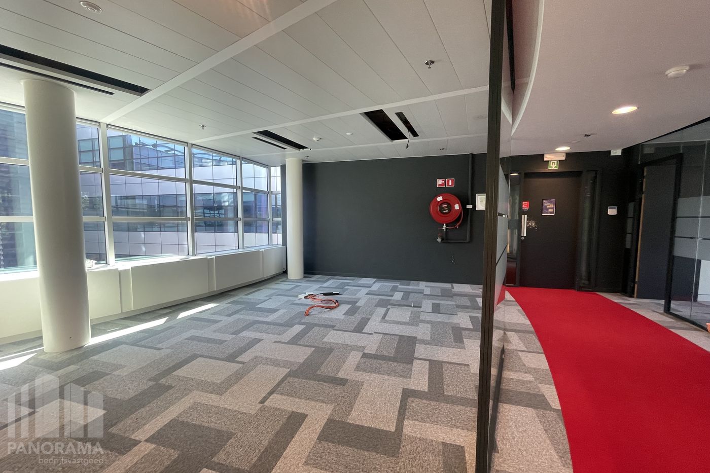 Moderne kantoorruimte van 301 m² te huur met hoogwaardige voorzieningen - foto 3