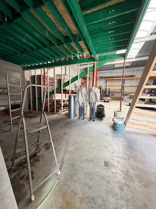 Gelegen langs het kanaal Dessel-Schoten. <br /><br />Automatische inrijpoort 4.50m hoogte x 4.00m breedte. <br />Vrije plafondhoogte : 7.00m<br />Binnenafmetingen 14,86m breed en een diepte van 24,83m <br />Met hout is de binneninrichting afgewerkt tot een kantoor/refter met een verdieping voorzien van 2 toiletten.<br /><br />Bijzonderheden: <br />- Brandmuren tussen de loodsen voorzien <br />- Rookluik en brandslang aanwezig <br />- Toiletten<br />- Lichtstraat centraal in de daken <br />- 2 parkeerplaatsen inbegrepen<br /><br />Voor meer info of een bezoek kan je Bart bellen op het nummer 0474/344.300