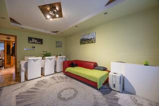 Dit aangename appartement is gelegen op het gelijkvloers en biedt daardoor een uitstekende toegankelijkheid. Het maakt deel uit van een...