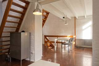 <p><span>GENT - Krijgsgasthuisstraat: Ben je op zoek naar een</span><span> gerenoveerde woning in een gezellige zijstraat te huur in Gent? </span><span>Lees dan snel even verder.</span></p><p><span> </span></p><p><span>De belangrijkste troeven:</span></p><ul><li><span>Gerenoveerde woning</span></li><li><span>Vlotte bereikbaarheid met auto en het openbaar vervoer</span></li><li><span>Aangename lichtrijke leefruimtes</span></li><li><span>Charmante elementen behouden binnen de woning</span></li></ul><p><span> </span></p><p><span>Indeling gelijkvloers:</span></p><p><span>Eetruimte met open en ingerichte keuken (gasvuur, dampkap, koelkast, diepvries, incl. aansluiting wasmachine), badkamer uitgerust met toilet, lavabomeubel en inloopdouche.</span></p><p><span> </span></p><p><span>Indeling eerste verdieping:</span></p><p><span>Mooie lichtrijke leefruimte met toegang tot het zuidwest gerichte terras.</span></p><p><span> </span></p><p><span>Indeling tweede verdieping:</span></p><p><span>Via de twee open trappen kan je de slaapkamer bereiken.</span></p><p><span> </span></p><p><span>Belangrijke informatie:</span></p><p><span>Beschikbaar vanaf 15/08/2026. Domicilie verplicht.</span></p><p><span>Huurprijs: € 795/maand. EGW (elektriciteit, gas en water) afzonderlijk af te rekenen.</span></p><p><span> </span></p><p><span>Interesse in deze leuke woning? Vraag dan snel jouw bezoek aan via www.axellenaerts.be!</span></p><p><span> </span></p>