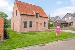 Deze alleenstaande nieuwbouwvilla is zeer rustig gelegen maar toch op een steenworp van het centrum van Zarren.<br /><br />Op de gelijkvloerse verdieping is volgende indeling aanwezig: inkomhal met gastentoilet, lichtrijke woonkamer met open keuken, ruime berging, 1 slaapkamer en badkamer, zonnige tuin én carport.<br />Op de eerste verdieping zijn er nog 3 slaapkamers aanwezig, een apart toilet én een badkamer. <br />De woning beschikt eveneens over een ruime zolder.<br /><br />PLUSPUNTEN:<br />- GELIJKVLOERS WONEN MOGELIJK<br />- 4 SLAAPKAMERS<br />- 2 BADKAMERS<br />- TUIN VOLLEDIG AANGELEGD<br />- CARPORT<br />- RUSTIGE LIGGING<br /><br />Prijs is exclusief registratierechten / BTW.<br />De inrichting van de tuinen is een voorbeeld van hoe het kan.