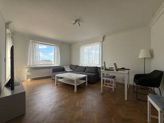 Dit gezellig dakappartement is ideaal gelegen aan de "Sterre", tussen het Sint-Pietersstation en het UZ Gent, met een uitstekende bereikbaarheid naar de R4, E17 en E40.<br /><br />Het appartement beschikt over een lichtrijke leefruimte, een volledig ingerichte keuken, een ruime slaapkamer met aansluitend een kleiner terras, een badkamer met bad/douche, en een apart gastentoilet.<br /><br />Eén van de absolute troeven is het grote, zonnige dakterras – perfect om in alle rust van buitenruimte te genieten.<br /><br />Een praktische kelderberging is inbegrepen.<br /><br />Een leuke, centraal gelegen woonst op een uitstekende locatie – ideaal voor wie comfortabel en vlot bereikbaar wil wonen!<br />Interesse? Contacteer ons gerust voor meer informatie of een bezoek ter plaatse.
