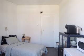 <p><span>GENT - Ottergemsesteenweg - Ben je op zoek naar een leuke studentenkamer te huur in Gent? Lees dan snel even verder.</span></p><p><span> </span></p><p><span>De voornaamste troeven:</span></p><ul><li><span>Lichtrijke studentenkamer</span></li><li><span>Gunstig gelegen, nabij Gent-Sint-Pietersstation</span></li><li><span>Vlotte bereikbaarheid met openbaar vervoer</span></li><li><span>Inclusief verbruik EGW + internet</span></li></ul><p><span> </span></p><p><span>Indeling:</span></p><p><span>Het gaat om een privatieve studentenkamer inclusief basismeubilair (bed met lattenbodem, excl. matras, bureau, bureaustoel). </span></p><p><span>Binnen het studentenhuis is er een gemeenschappelijke keuken, twee gemeenschappelijke toiletten, twee gemeenschappelijke douches en een fietsenberging. </span></p><p><span> </span></p><p><span>Belangrijke informatie:</span></p><p><span>Beschikbaar vanaf: 01/10/2026</span></p><p><span>Huurprijs: 640 euro/maand, inclusief EGW (elektriciteit, gas en water) + internet. ENKEL STUDENTEN!</span></p><p><span> </span></p><p><span>Interesse in deze toffe studentenkamer? Vraag dan snel jouw bezoek aan via www.axellenaerts.be!</span></p>