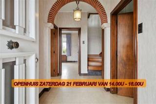 Deze charmante woning gelegen in Tielt biedt een totale bewoonbare oppervlakte van maar liefst 242 m² op een royaal perceel van 661 m². Ideaal voor gezinnen, beschikt dit huis over vier ruime slaapkamers en een badkamer. Bij het betreden van de woning wordt u verwelkomd in een royale hal met stijlvolle boogdetails, die verder leidt naar een lichte en luchtige woonkamer. De grote ramen zorgen voor een aangename lichtinval en bieden een prachtig uitzicht op de omgeving. De marmeren schouwmantels geven de ruimte een klassieke toets. De woning heeft een keuken die ingericht kan worden naar eigen smaak. De aansluitende zonnige veranda biedt een perfecte plek om te ontspannen met zicht op de tuin. Extra troeven van deze woning zijn de ruime garage en de bijkeuken, die extra opslag- en werkruimte bieden. De villa heeft een groot terras en een mooie tuin. Deze eigendom, biedt uitstekende toegang tot lokale voorzieningen, scholen en transportverbindingen. Met haar karaktervolle elementen en uitgebreide ruimtepotentieel is deze woning een uitstekende gelegenheid voor gezinnen die op zoek zijn naar een gezellig en functioneel huis in het hart van Tielt.