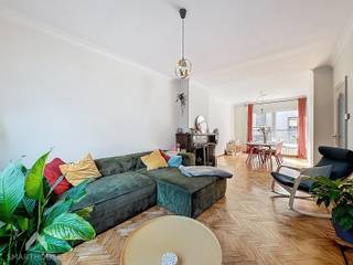 Op zoek naar ruimte, potentieel én een centrale ligging? Deze bel-etage biedt verrassend veel mogelijkheden voor wie graag wonen en werken...