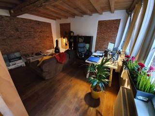 Leuke stadswoning in een heel rustige straat vlakbij Bruul.
Gelijkvloers met ruime keuken/eetplaats en badkamer met douche en toilet.
1ste verdieping lichtrijke woonkamer.
2de verdieping slaapkamer.
Mogelijkheid om het pand te bezoeken zondag13/09 en zondag 20/09 tussen 10:00 en 15:00.