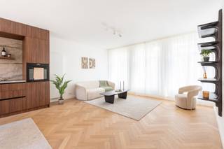Wonen in het hart van Antwerpen, op wandelafstand van het Theaterplein en het bruisende Zuid, in een volledig gerenoveerd duplex-appartement met EPC A?<br /><br />Dit instapklare duplex-appartement aan de Hemelstraat 31 bus 201 combineert een uitstekende ligging met ruimte, comfort en energiezuinigheid. Met een bewoonbare oppervlakte van maar liefst 87 m² geniet u hier van een verrassend ruim woongevoel in het centrum van de stad.<br /><br />De locatie is een absolute troef. Op enkele minuten wandelen bevindt zich het gezellige Theaterplein, bekend om zijn levendige weekendmarkt op zaterdag en zondag. Ook het populaire Antwerpen-Zuid, met zijn vele restaurants, cafés, winkels en culturele hotspots, ligt vlakbij.<br /><br />Het appartement maakt deel uit van een kleinschalig gebouw met slechts drie woonentiteiten, wat zorgt voor een rustige woonomgeving en bijzonder lage gemeenschappelijke kosten.<br /><br />De woning werd in 2025 volledig gerenoveerd en beschikt over een ruime en lichtrijke leefruimte, een gezellige eetkamer met directe toegang tot het terras, een praktische wasberging met gastentoilet.<br /><br />Op de bovenverdieping bevinden zich twee volwaardige slaapkamers, een moderne badkamer met douche en een tweede afzonderlijk toilet. Dankzij deze praktische indeling is het appartement perfect geschikt voor zowel koppels, jonge gezinnen als investeerders.<br /><br />Ook op energetisch vlak scoort deze woning uitstekend. Dankzij de grondige renovatie en de goede isolatie van het gebouw behaalt het appartement een EPC-label A, wat resulteert in een energiezuinige en toekomstgerichte woonst.<br /><br />Meer informatie of graag een bezoek ter plaatse? Bel +32 499 35 83 13.