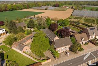 Unique farmhouse with original elements, consisting of 2 individual houses and workshop, with a beautiful courtyard, rear garden and a barn. The...