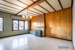 Ben je op zoek naar een woning waar je jouw eigen stempel volledig op kan drukken? Deze gezinswoning biedt een unieke kans voor starters, gezinnen...